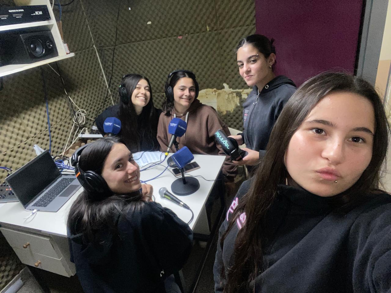 Foto de estudiantes en la radio