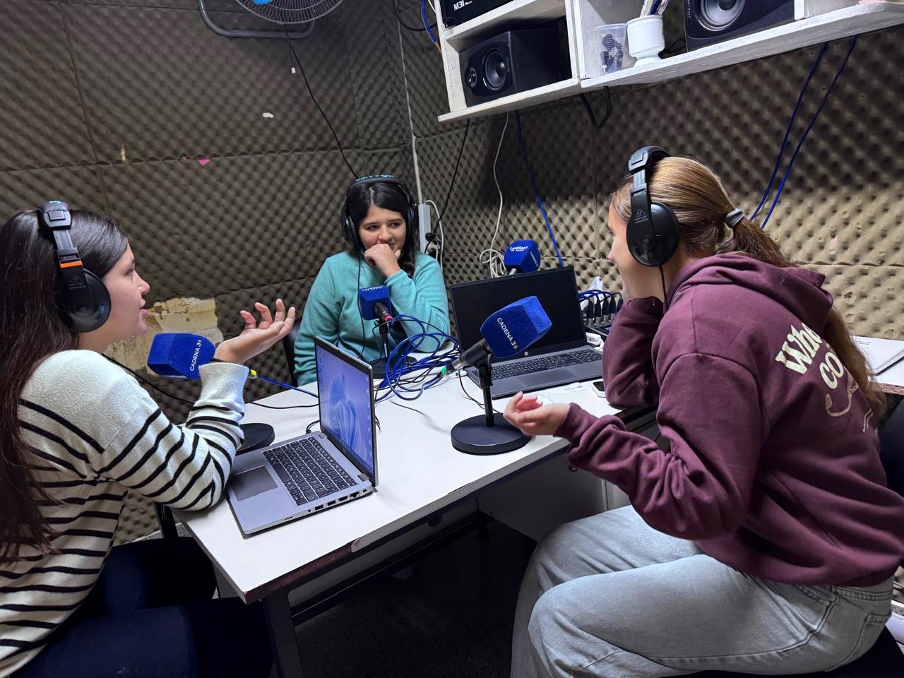 Foto de estudiantes grabando radio